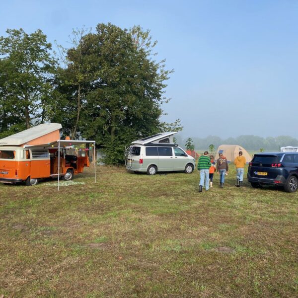 Kamperen op camping na oogstfeest